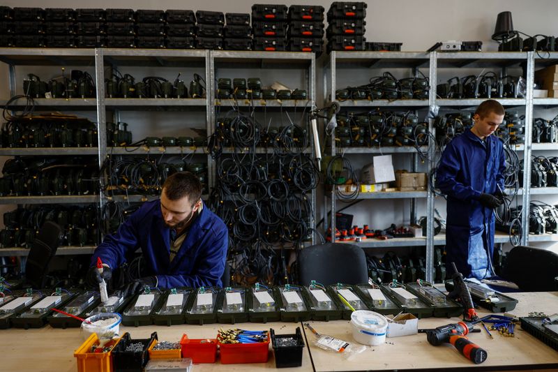 &copy; Reuters. Employees work at a production facility of Unwave company, a Ukrainian producer of jammers and radio electronic warfare, amid Russia's attack on Ukraine, at an undisclosed location, Ukraine October 28, 2024. REUTERS/Valentyn Ogirenko