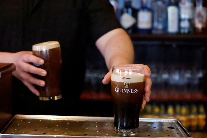 © Reuters. A bartender places pints of Guinness onto the counter in a pub, in Dublin, Ireland March 20, 2023. REUTERS/Clodagh Kilcoyne/File Photo