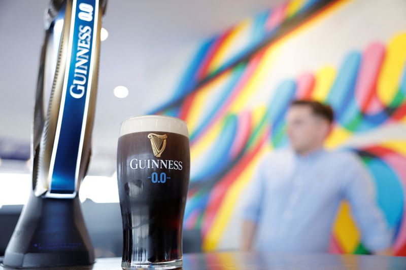 © Reuters. A view of a pint of Guinness 0.0 in the Gravity Bar at St. James's Gate Guinness Brewery, in Dublin, Ireland October 9, 2024. REUTERS/Clodagh Kilcoyne