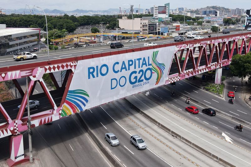 &copy; Reuters. Un drone mostra uno striscione su un ponte in vista del vertice del G20 a Rio de Janeiro, Brasile, il 17 novembre 2024. REUTERS/Renato Spyrro