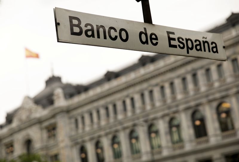 © Reuters. FILE PHOTO: The metro station of Bank of Spain is seen in front of the Bank of Spain building in Madrid, Spain, May 22, 2018.  REUTERS/Juan Medina/File Photo