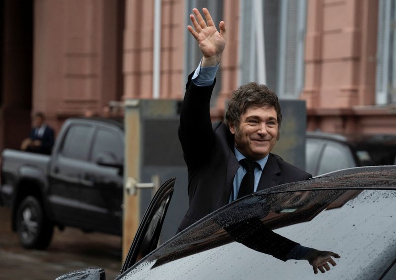 &copy; Reuters. Argentina's President Javier Milei greets from a car after a meeting with his French counterpart Emmanuel Macron at the Casa Rosada presidential palace, in Buenos Aires, Argentina November 17, 2024. REUTERS/Irina Dambrauskas