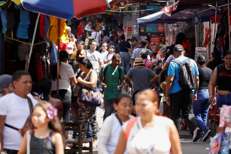 &copy; Reuters. People walk through a market in the low-income Petare neighbourhood, in Caracas, Venezuela November 16, 2024. REUTERS/Leonardo Fernandez Viloria