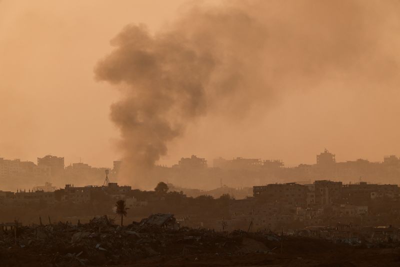 &copy; Reuters. FILE PHOTO: Smoke rises from North Gaza, amid the ongoing conflict in Gaza between Israel and Hamas, as seen from Sderot, Israel, November 17, 2024. REUTERS/Amir Cohen/File Photo