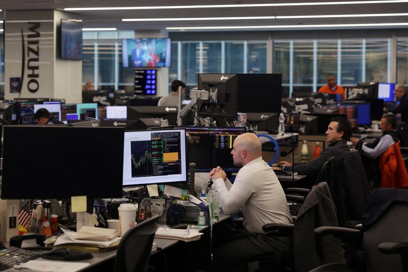 © Reuters. FILE PHOTO: Traders work on the trading floor at Mizuho Americas' new headquarters in New York City, U.S., November 14, 2024. REUTERS/Shannon Stapleton/File photo