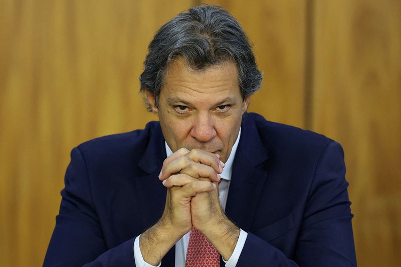 © Reuters. FILE PHOTO: Brazil's Finance Minister Fernando Haddad gestures during a meeting with President Luiz Inacio Lula da Silva at the Planalto Palace in Brasilia, Brazil, September 17, 2024. REUTERS/Ueslei Marcelino/File Photo