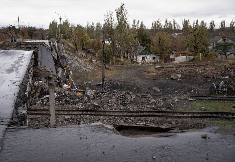 &copy; Reuters. FILE PHOTO: A view shows a destroyed bridge, amid Russia's attack on Ukraine, in the town of Pokrovsk in Donetsk region, Ukraine November 4, 2024. REUTERS/Inna Varenytsia/File Photo