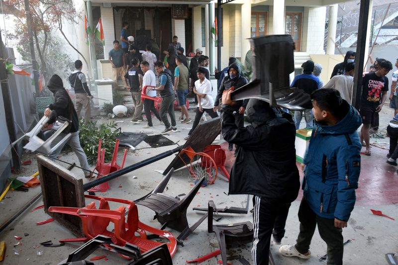 &copy; Reuters. Demonstrators break furniture after they storm the residences of a lawmaker during a protest against the recent killings, in Imphal West, in the northeastern state of Manipur, India, November 16, 2024. REUTERS/Stringer