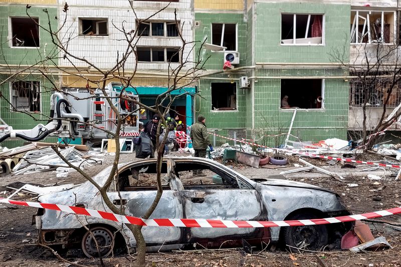 © Reuters. A view shows a destroyed car in front of a residential building, which was damaged by a Russian missile strike, amid Russia's attack on Ukraine, in Sumy, Ukraine November 18, 2024. REUTERS/Stringer  