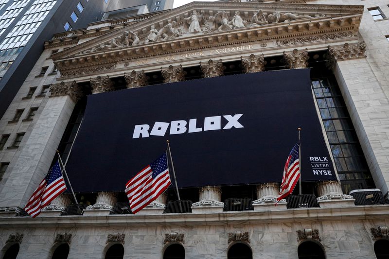 © Reuters. FILE PHOTO: The Roblox logo is displayed on a banner, to celebrate the company's IPO, on the front facade of the New York Stock Exchange (NYSE) in New York, U.S., March 10, 2021. REUTERS/Brendan McDermid/File photo