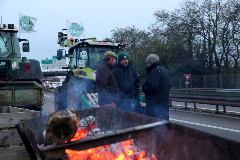 © Reuters. French farmers block the N118 road with their tractors, to protest against the prospect of a trade agreement between the European Union (EU) and the Latin American countries united within Mercosur, in Velizy-Villacoublay, near Paris, France, November 18, 2024. REUTERS/Kevin Coombs