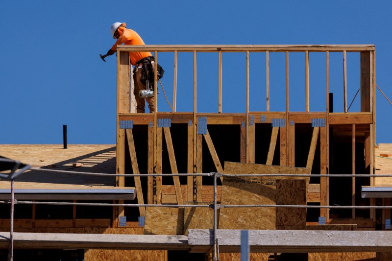 © Reuters. FILE PHOTO: New contemporary attached residential homes are shown under construction by Beazer Homes USA Inc. in Vista, California, U.S., October 24, 2023. REUTERS/Mike Blake/File Photo