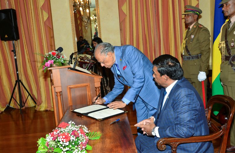 &copy; Reuters. FILE PHOTO: New Prime Minister of Mauritius and candidate for Alliance du Changement party Navin Ramgoolam attends his swearing-in ceremony as Mauritius President Prithvirajsing Roopun witnesses, in Reduit, Mauritius November 13, 2024. REUTERS/Ally Soobye