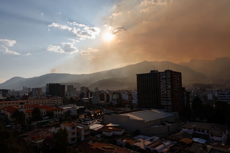 &copy; Reuters. FILE PHOTO: A cloud of smoke and ash is seen covering Quito, as the city has five active fires in its surroundings, Ecuador September 4, 2024. REUTERS/Karen Toro/File Photo