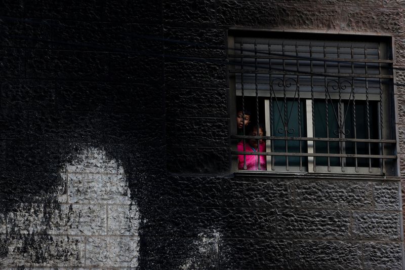 &copy; Reuters. FILE PHOTO: Palestinians look through a window after an Israeli settlers attack in Al-Bireh city, in the Israeli-occupied West Bank, November 4, 2024. REUTERS/Mohammed Torokman/File Photo