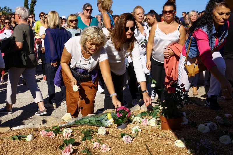 &copy; Reuters. FILE PHOTO: Women lay flowers in a tribute during a silent march to support Gisele Pelicot, who has allegedly been drugged and raped by men solicited by her husband Dominique Pelicot at their home, and other female victims of violence, as the trial of Fre