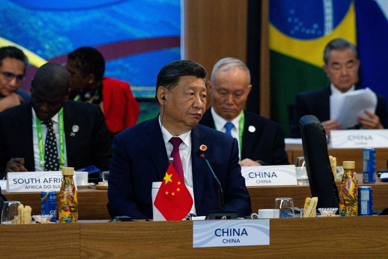 &copy; Reuters. Chinese President Xi Jinping listens as U.S. President Joe Biden, not pictured, delivers remarks during an event launching the Global Alliance Against Hunger and Poverty at the G20 Summit at the Museum of Modern Art in Rio de Janeiro, Brazil on Monday, No