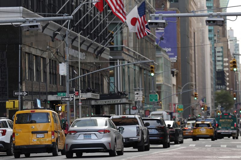 © Reuters. FILE PHOTO: Traffic moves below congestion pricing machines on 59th street and Lexington Avenue in the Manhattan Borough of New York City, New York, U.S., November 14, 2024. REUTERS/Kent J. Edwards/File Photo