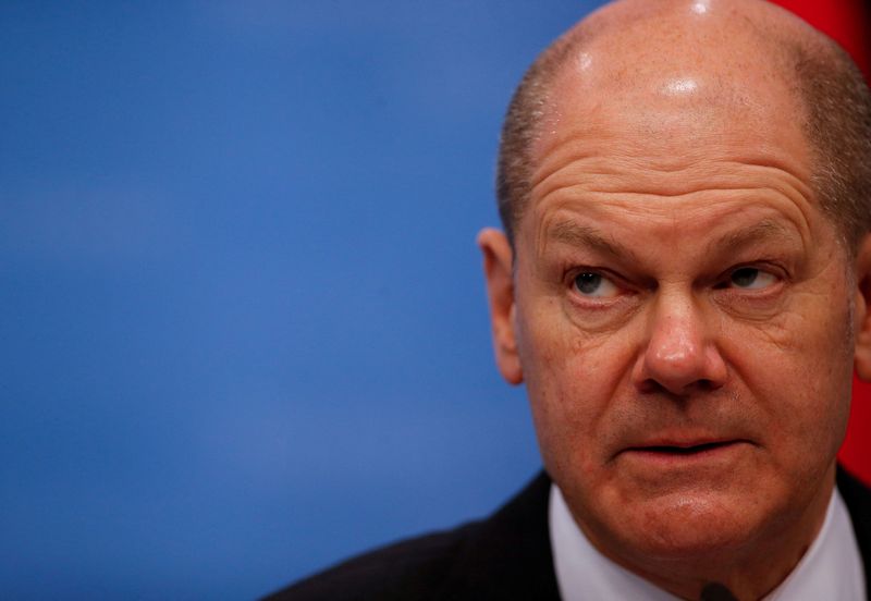 © Reuters. FILE PHOTO: German Chancellor Olaf Scholtz holds a news conference during European Union - African Union summit, in Brussels, Belgium February 18, 2022. REUTERS/Johanna Geron/Pool/File Photo