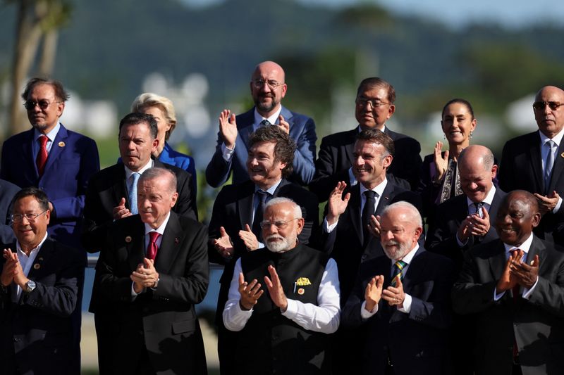 &copy; Reuters. Líderes do G20 posam para foto oficial durante reunião de cúpula no Rio de Janeiron18/11/2024nREUTERS/Pilar Olivares