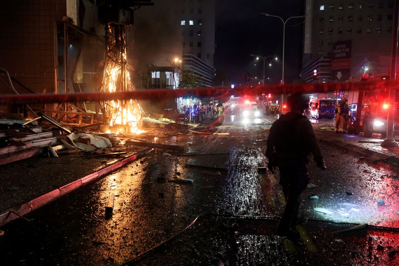 &copy; Reuters. Security and rescue personel work at the scene where a bus and buildings were hit following a rocket attack from Lebanon towards Israel in Ramat Gan in central Israel November 18, 2024. REUTERS/ Itai Ron