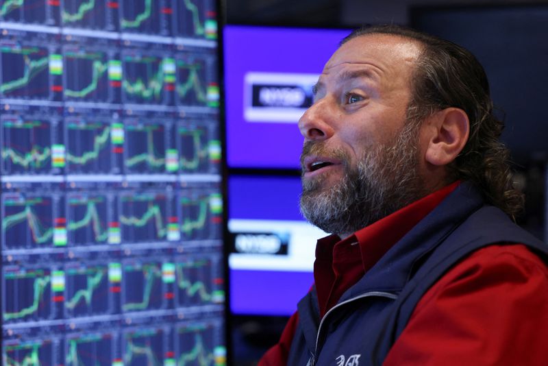 © Reuters. FILE PHOTO: A trader reacts at the New York Stock Exchange, at the end of the trading day, after Republican presidential nominee Donald Trump became U.S. president-elect, in New York City, U.S., November 6, 2024. REUTERS/Andrew Kelly/File Photo