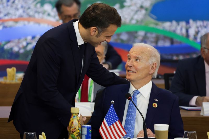 &copy; Reuters. France's President Emmanuel Macron and U.S. President Joe Biden speak during the G20 summit at the Museum of Modern Art in Rio de Janeiro, Brazil, November 18, 2024. REUTERS/Ricardo Moraes