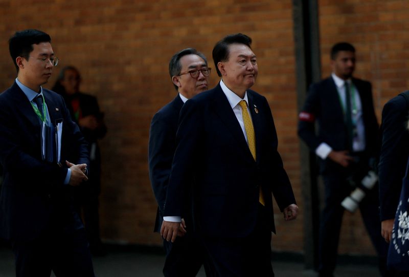 © Reuters. G20 members, including South Korean President Yoon Suk-yeol leave after taking the group photo during the G20 summit at the Museum of Modern Art in Rio de Janeiro, Brazil, November 18, 2024. REUTERS/Leah Millis