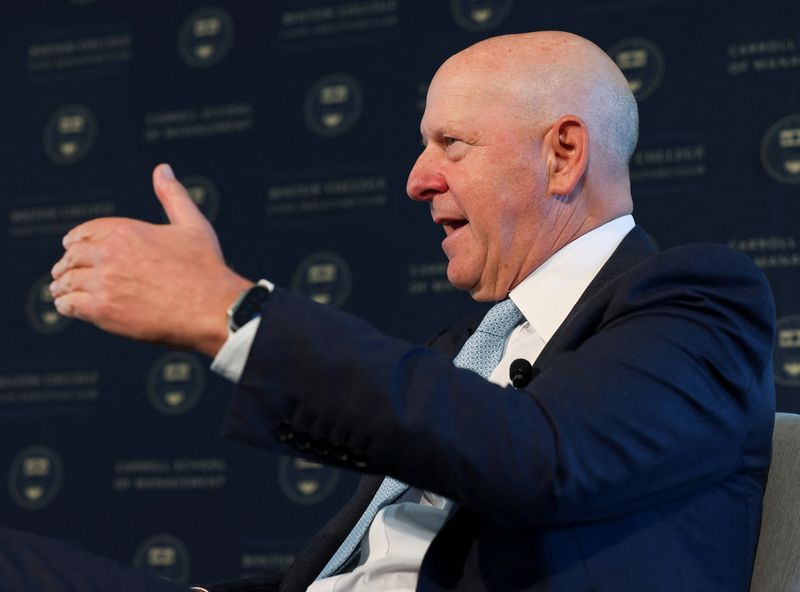 © Reuters. FILE PHOTO: Goldman Sachs CEO David Solomon gestures during the Boston College Chief Executives Club luncheon in Boston, Massachusetts, U.S., May 22, 2024. REUTERS/Mark Stockwell/File Photo