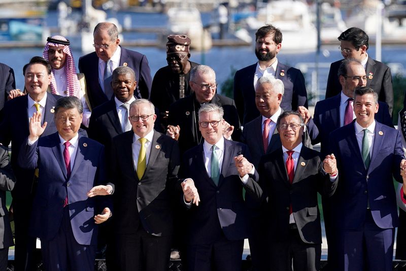 © Reuters. Britain's Prime Minister Sir Keir Starmer and other leaders of the G20 pose for a photo of the Global Alliance Against Hunger and Poverty at the G20 summit at the Museum of Modern Art in Rio de Janeiro, Brazil. Picture date: Monday November 18, 2024. Stefan Rousseau/Pool via REUTERS