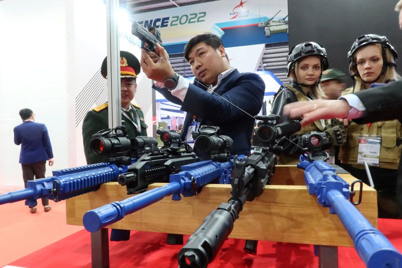 &copy; Reuters. FILE PHOTO: People look at weapons kept on display at the Vietnam International Defence Expo 2022, in Hanoi, Vietnam December 8, 2022.REUTERS/Minh Nguyen/File Photo