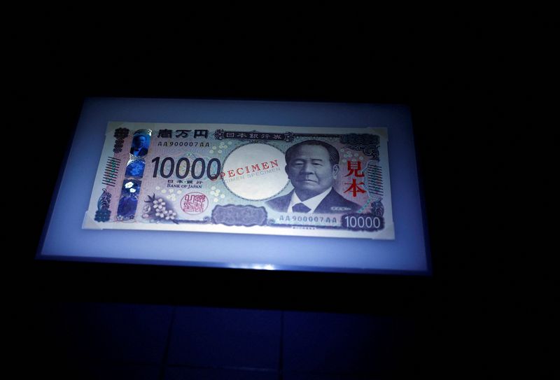 © Reuters. FILE PHOTO: A sample of new 10,000 Yen banknote is displayed under a light to demonstrate how it differs from a forgery at the currency museum of the Bank of Japan, on the day the new notes of 10,000 yen, 5,000 yen and 1,000 yen went into circulation, in Tokyo, Japan July 3, 2024. REUTERS/Issei Kato/Pool/File Photo