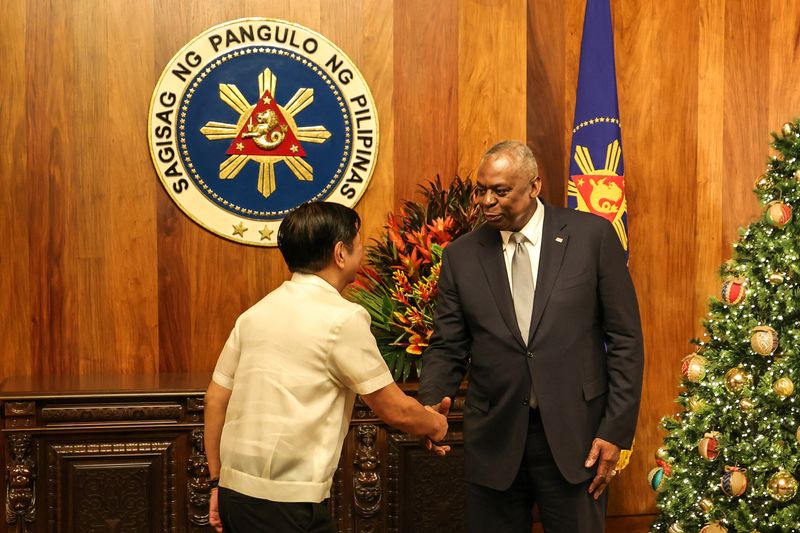 &copy; Reuters. U.S. Defense Secretary Lloyd Austin shakes hands with Philippine President Ferdinand Marcos Jr during a courtesy call at the Malacanang Palace in Manila, Philippines, November 18, 2024. Gerard Carreon/Pool via REUTERS  Gerard Carreon/Pool via REUTERS