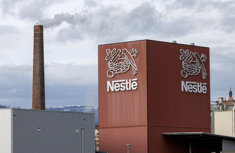 © Reuters. FILE PHOTO: A logo of food giant Nestle is seen in a building in Orbe, Switzerland, February 9, 2024. REUTERS/Denis Balibouse/File Photo