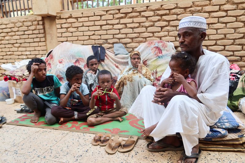 © Reuters. Muhammad Awad and his family rest after leaving Tuti Island, which is controlled by Rapid Support Forces (RSF), in Omdurman, Sudan, November 10, 2024. REUTERS/El Tayeb Siddig