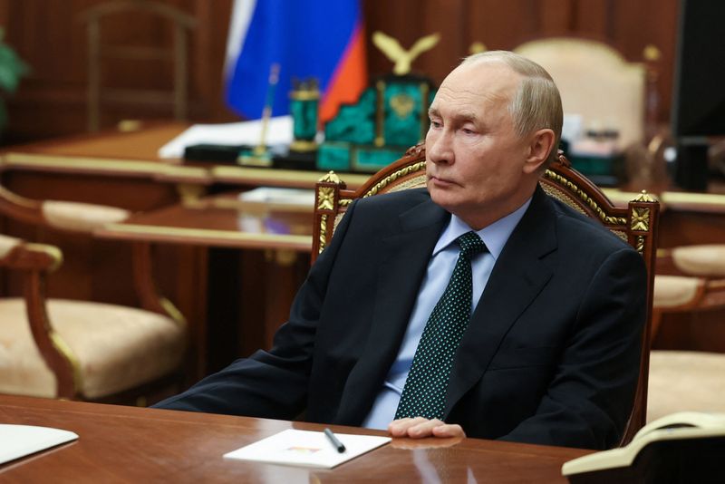 &copy; Reuters. FILE PHOTO: Russian President Vladimir Putin meets with Yevgeny Balitsky, Moscow-installed governor of the Russian-controlled parts of Ukraine's Zaporizhzhia region (not pictured), amid the Russia-Ukraine conflict, at the Kremlin in Moscow, Russia Novembe