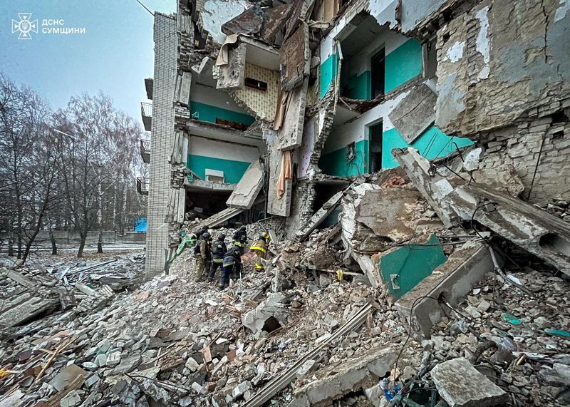 &copy; Reuters. I soccorritori lavorano sul luogo di un edificio residenziale colpito da un drone russo, durante l'attacco della Russia all'Ucraina, nella città di Hlukhiv, nella regione di Sumy, in Ucraina, in questa foto diffusa il 19 novembre 2024. Servizio stampa de