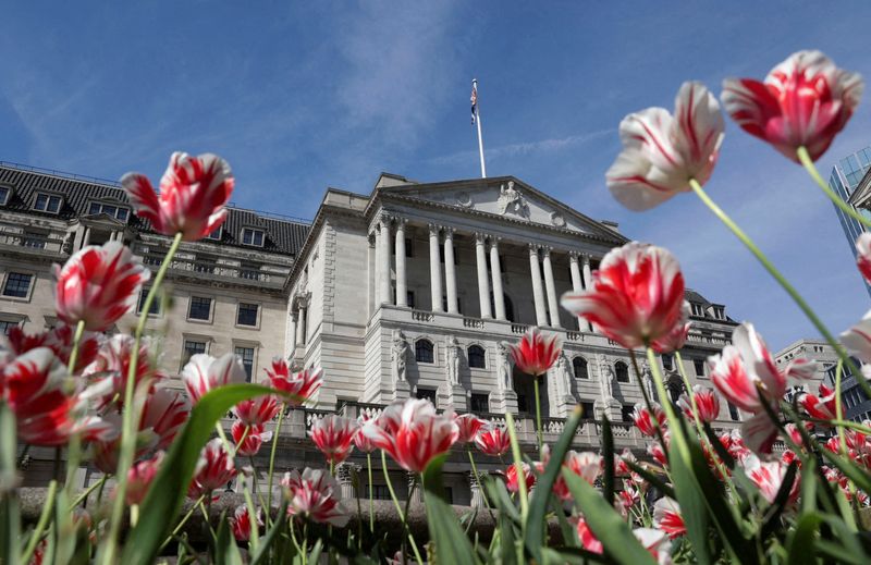 © Reuters. FILE PHOTO: The Bank of England building is seen surrounded by flowers in London, Britain, May 8, 2024. REUTERS/Carlos Jasso/File photo