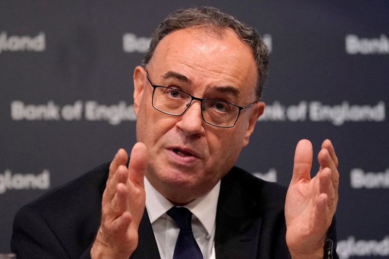 &copy; Reuters. Andrew Bailey, governatore della Banca d'Inghilterra, gesticola mentre si rivolge ai media durante una conferenza stampa presso la Banca d'Inghilterra a Londra, Gran Bretagna, 1 agosto 2024. Alberto Pezzali/Pool via REUTERS