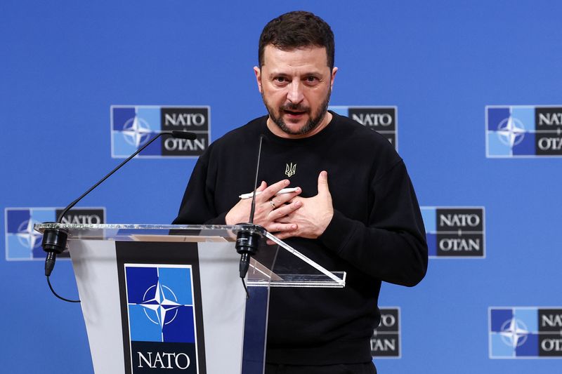 &copy; Reuters. Il presidente ucraino Volodymyr Zelensky partecipa a una conferenza stampa presso la sede della NATO a Bruxelles, in Belgio, il 17 ottobre 2024. REUTERS/Yves Herman