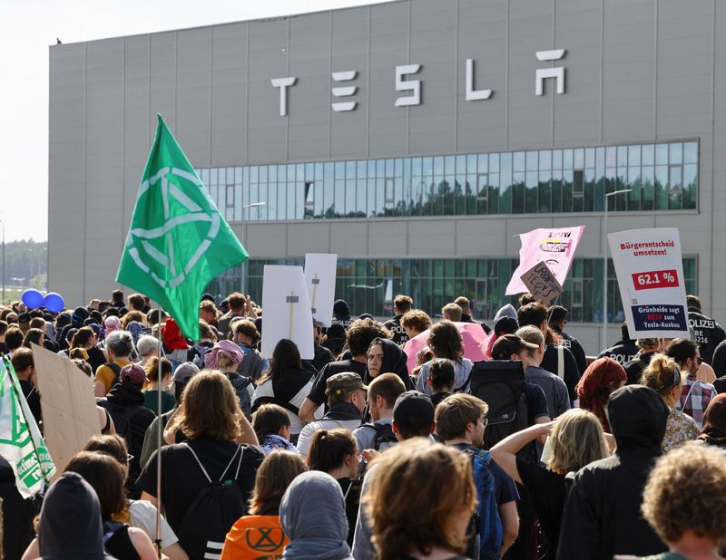 &copy; Reuters. Demonstrators protest against the expansion of the Tesla Gigafactory, in Gruenheide near Berlin, Germany, May 11, 2024. REUTERS/Christian Mang/File Photo