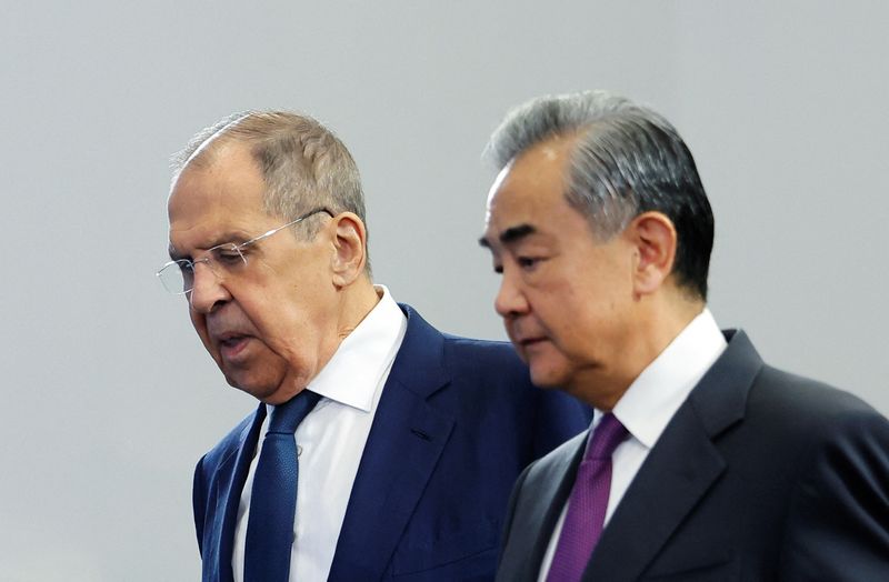 &copy; Reuters. Sergei Lavrov e Wang Yi em Nizhny Novgorod, Rússian 11/6/2024   REUTERS/Maxim Shemetov