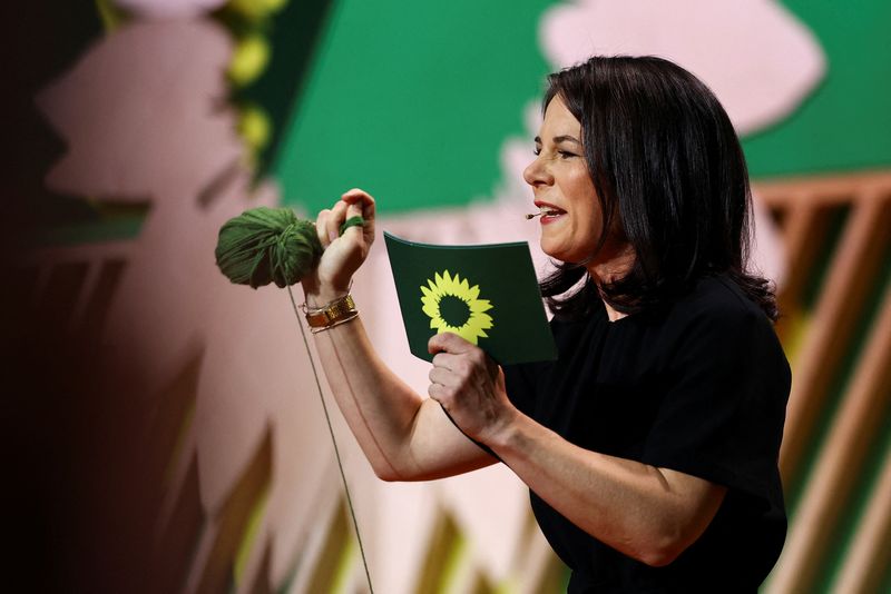 &copy; Reuters. La ministra degli Esteri tedesca Annalena Baerbock, designata candidata di punta dei Verdi alle prossime elezioni politiche, parla alla convention di tre giorni del partito dei Verdi presso il RheinMain CongressCenter (RMCC) di Wiesbaden, Germania, il 17 