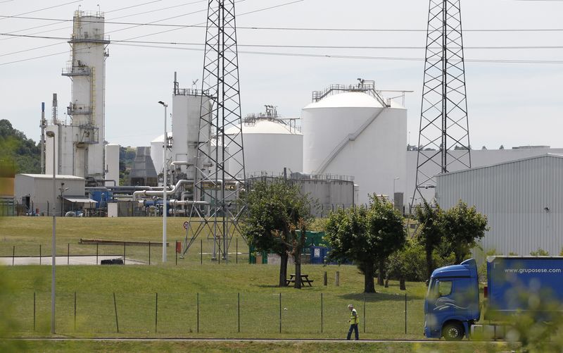 &copy; Reuters. FILE PHOTO: A general view shows the Air Products gas factory site at the industrial area of Saint-Quentin-Fallavier, near Lyon, France, June 26, 2015. REUTERS/Emmanuel Foudrot/File Photo