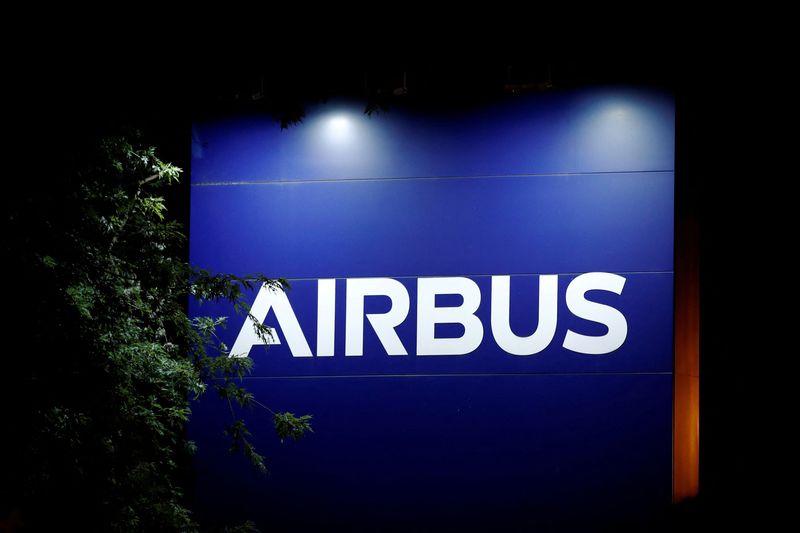 © Reuters. FILE PHOTO: A logo of Airbus is seen at the entrance of its factory in Blagnac near Toulouse, France July 2, 2020. REUTERS/Benoit Tessier/File Photo