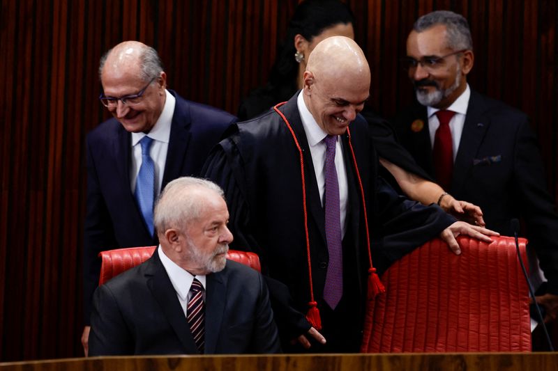 © Reuters. Luiz Inácio Lula da Silva ao lado de Geraldo Alckmin e Alexandre de Moraes na cerimônia de diplomação de Lula e Alckmin como presidente e vice-presidente eleitos em dezembro de 2022
12/12/2022 REUTERS/Ueslei Marcelino