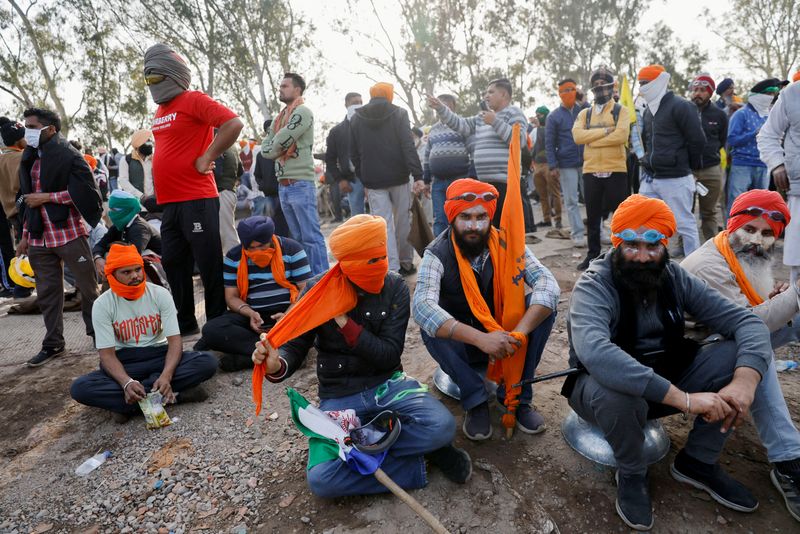 &copy; Reuters. FILE PHOTO: Simranjeet Singh Mathada,18, a young student, ties his turban as he waits with other people at the protest site near Shambhu barrier, a border between Punjab and Haryana states, India, February 21, 2024. REUTERS/Anushree Fadnavis/File Photo