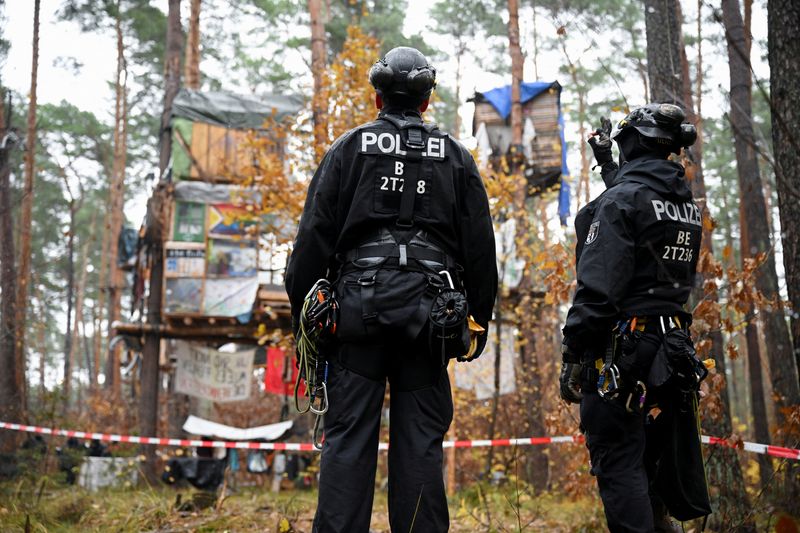 © Reuters. German police officers prepare to clear a protest camp where activists set up tree houses in a forest to protest against the expansion of the Tesla Gigafactory in Gruenheide near Berlin, Germany, November 19, 2024. REUTERS/Annegret Hilse