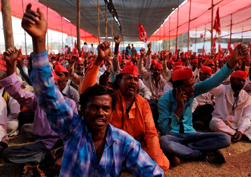 © Reuters. FILE PHOTO: Farmers shout slogans against the government at a rally organised by All India Kisan Sabha (AIKS) in Mumbai, India March 12, 2018. REUTERS/Danish Siddiqui/File Photo