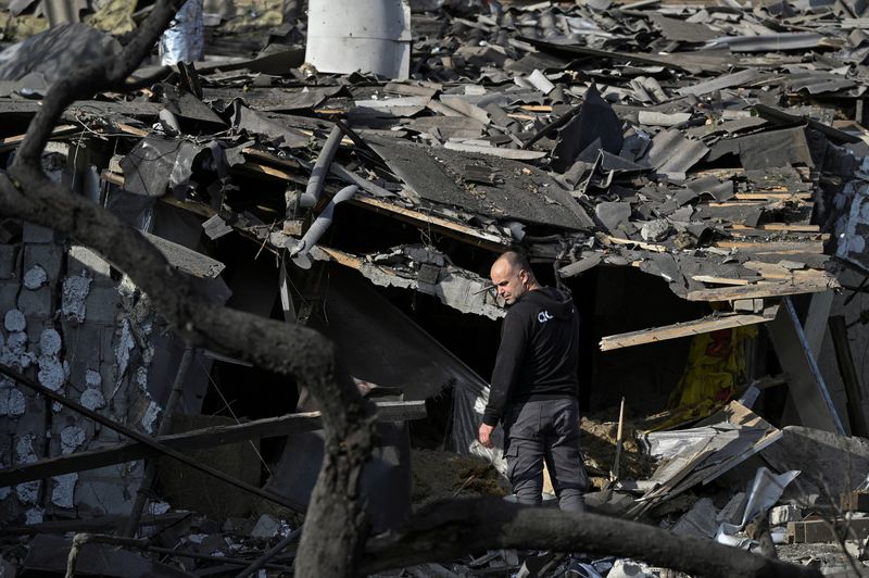 &copy; Reuters. Homem observa casa destruída por ataque aéreo russo, em Zaporizhzhia, na Ucrânian10/10/2024nREUTERS/Stringer